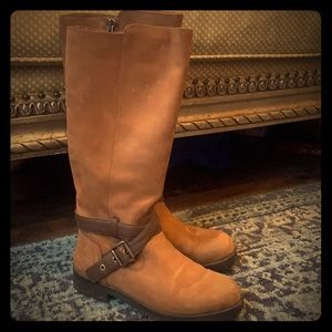 UGG water-resistant boots, barely worn. Size 8.5.